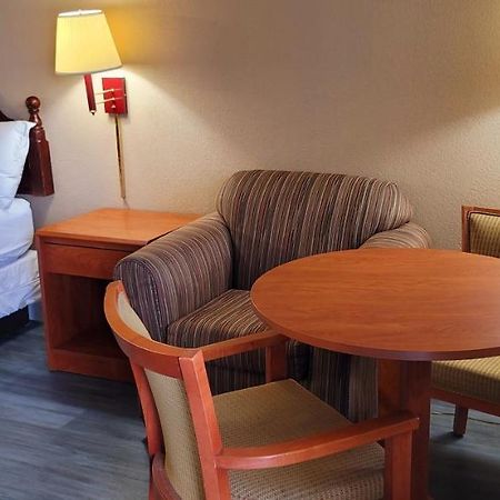 Regency Travel Inn Hayti Екстериор снимка