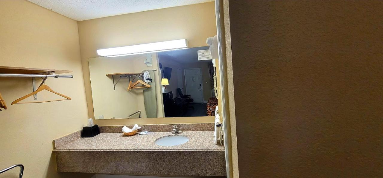 Regency Travel Inn Hayti Екстериор снимка