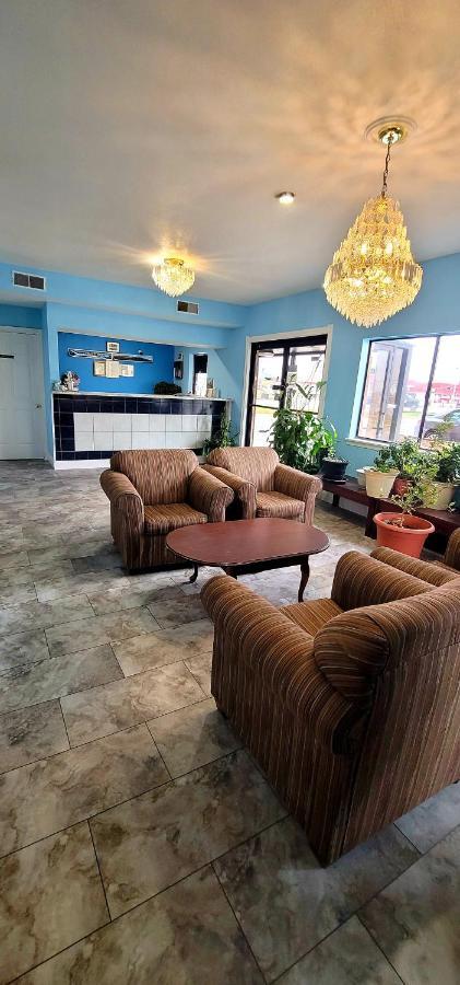 Regency Travel Inn Hayti Екстериор снимка