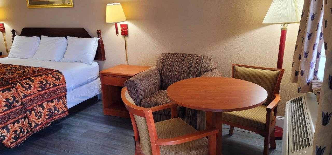 Regency Travel Inn Hayti Екстериор снимка